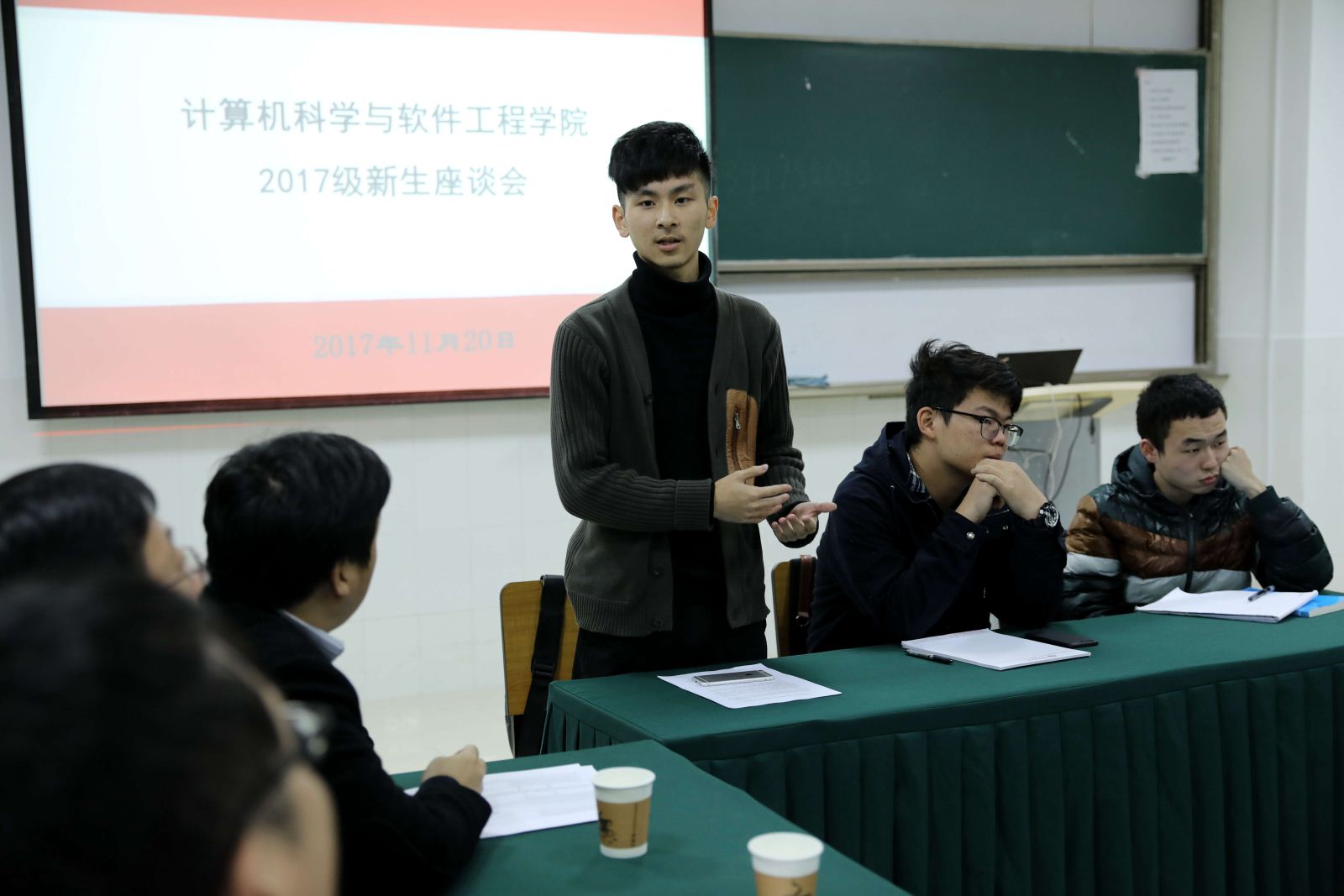 师生沟通 携手共进——计算机科学与必赢242net官网召开2017级本科新生座谈会