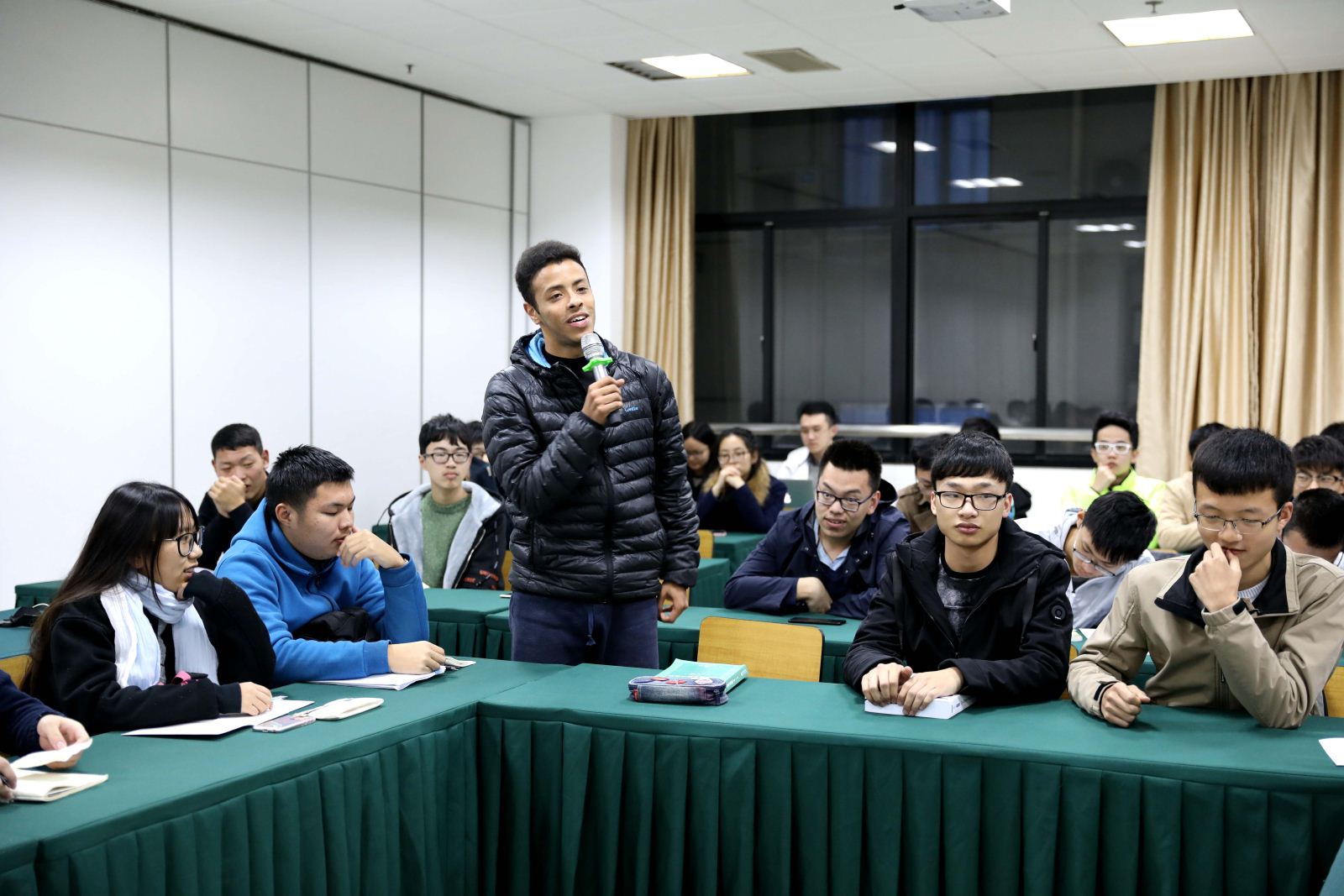 师生沟通 携手共进——计算机科学与必赢242net官网召开2017级本科新生座谈会