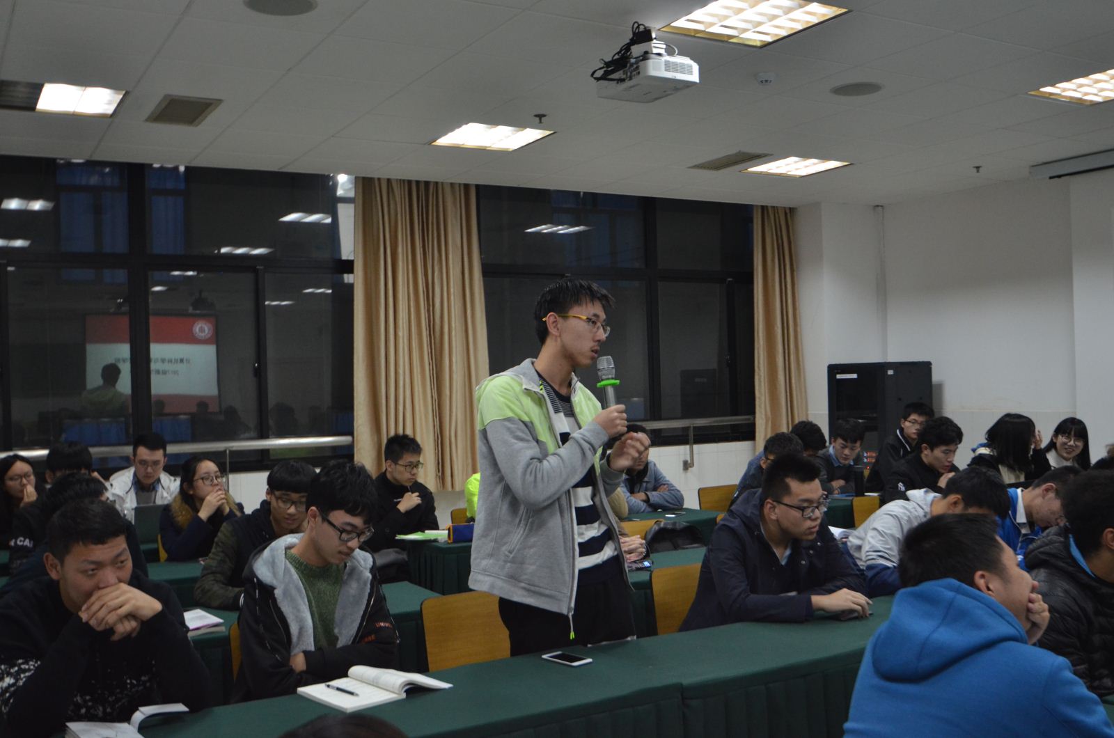 师生沟通 携手共进——计算机科学与必赢242net官网召开2017级本科新生座谈会