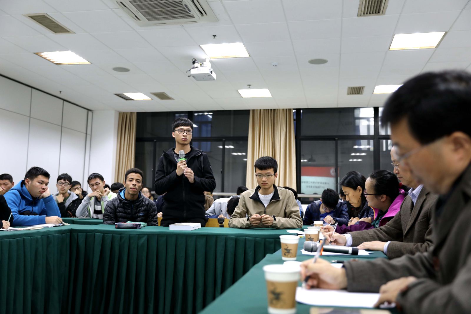 师生沟通 携手共进——计算机科学与必赢242net官网召开2017级本科新生座谈会
