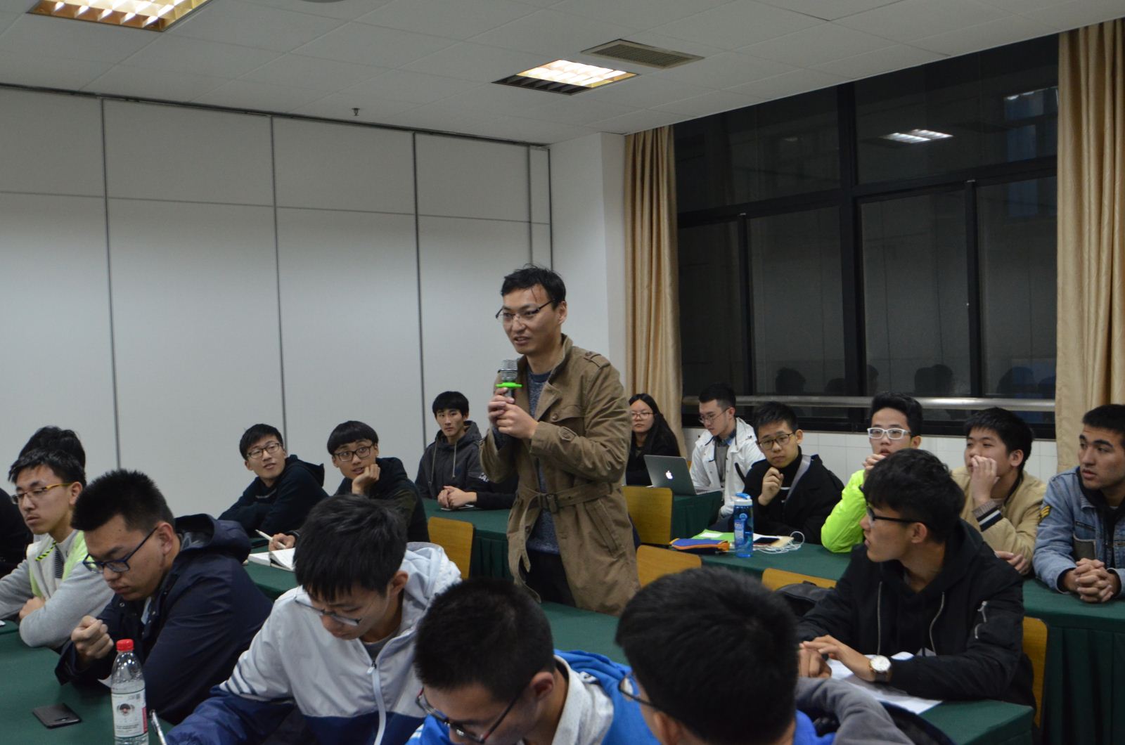 师生沟通 携手共进——计算机科学与必赢242net官网召开2017级本科新生座谈会